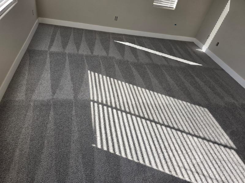 Alfombra gris nueva recién instalada en habitación