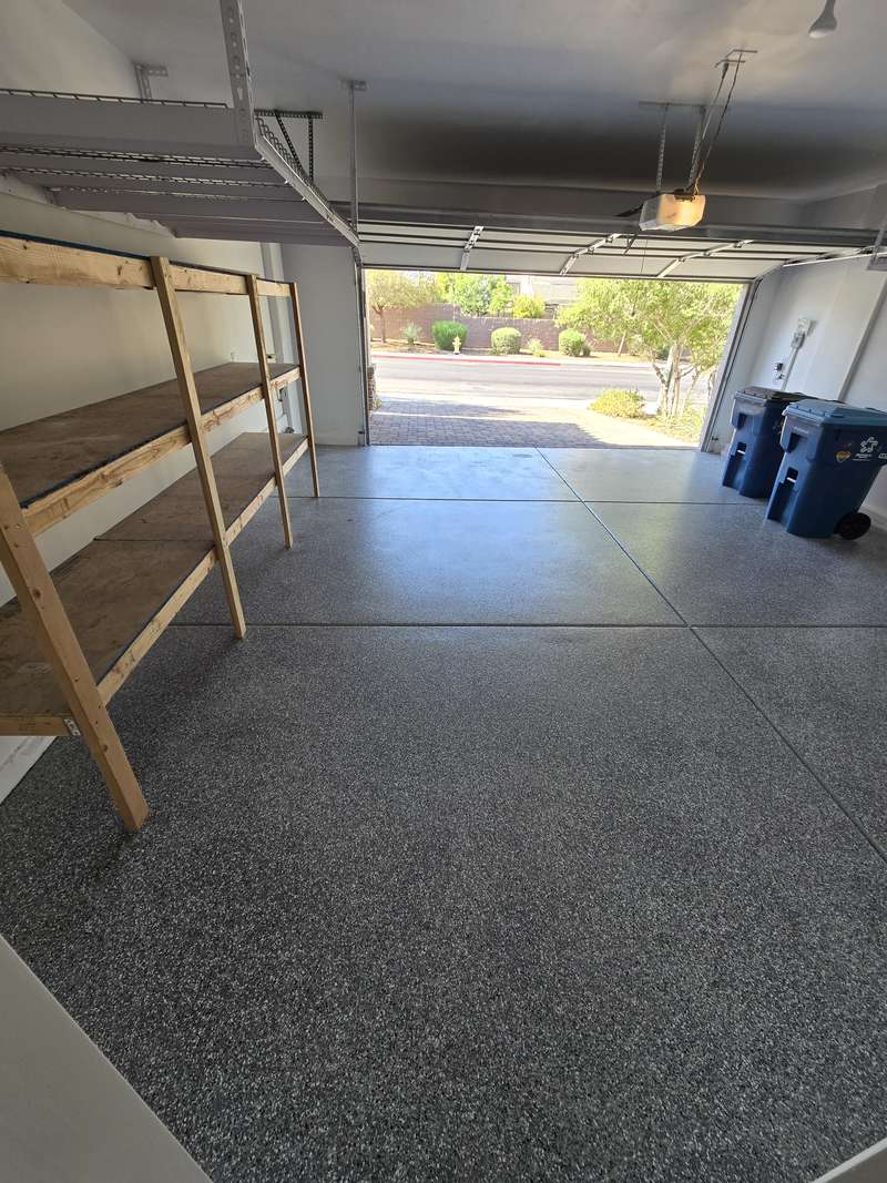 Garaje con piso epóxico de escamas recién aplicado