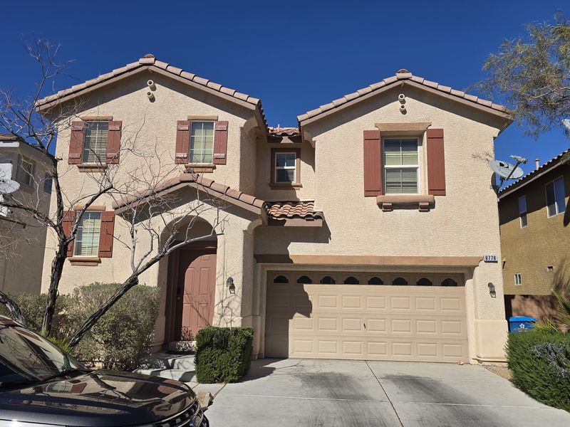 Casa de dos pisos en Las Vegas con los shutters recién pintados